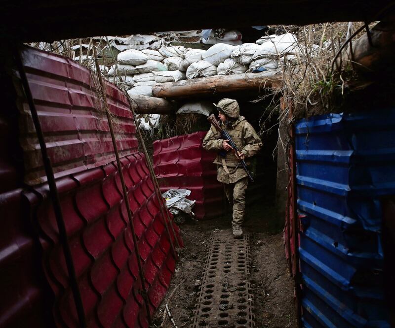 Un militar ucraniano, en la línea del frente con separatistas respaldados por Rusia cerca del pueblo de Pesky, Donetsk / ANATOLII STEPANOV. AFP