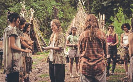 “Yellowjackets” confronta el trauma juvenil de unas chicas futbolistas