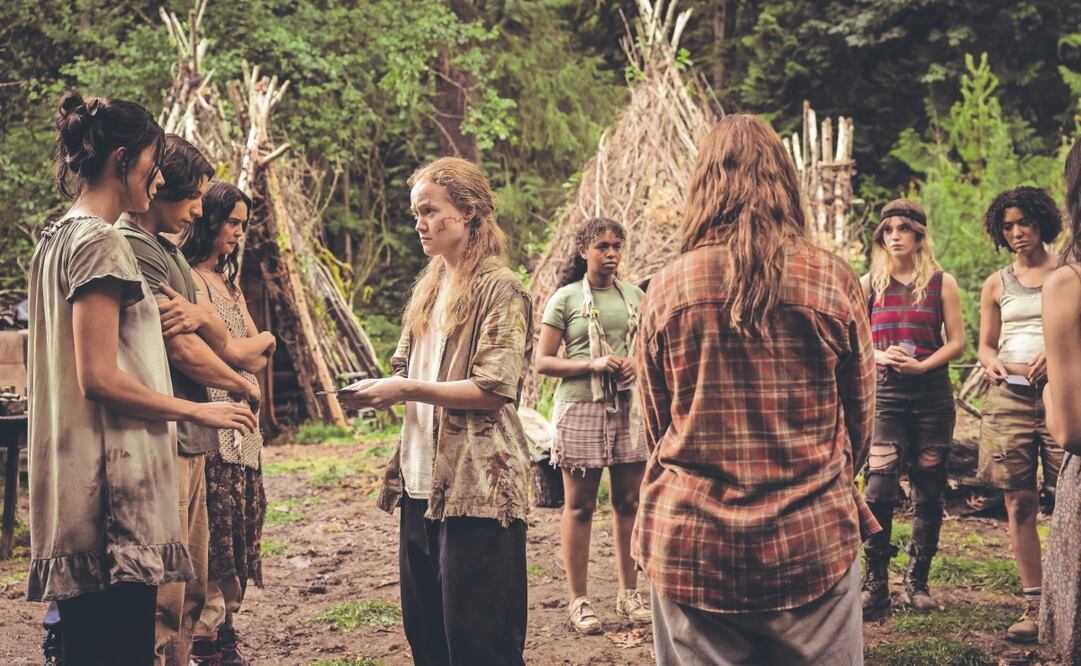 Un equipo sufre un accidente aéreo. De izq a der: Anisa Harris, Kevin Alves, Courtney Eaton y Liv Hewson. Foto: de PARAMOUNT+