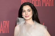 Anne Hathaway impone belleza y glamour con vestido traslúcido en el estreno de ‘Mother Mary’. Foto: AFP
