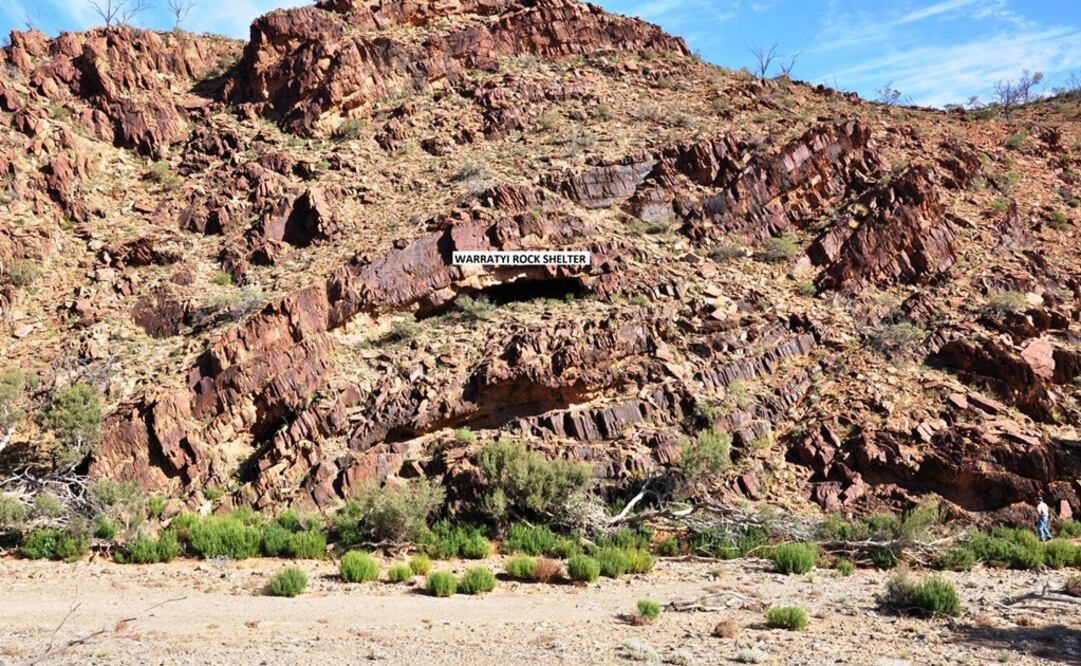Imagen facilitada por el arqueólogo Giles Hamm que muestra el refugio rocoso de Warratyi en la que ha sido descubierto el asentamiento aborigen más antiguo del desierto del centro de Australia. Foto: EFE