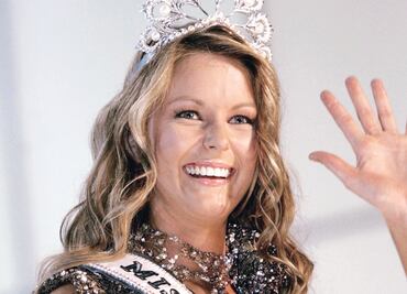 Cuestiona Clinton al FBI por correos