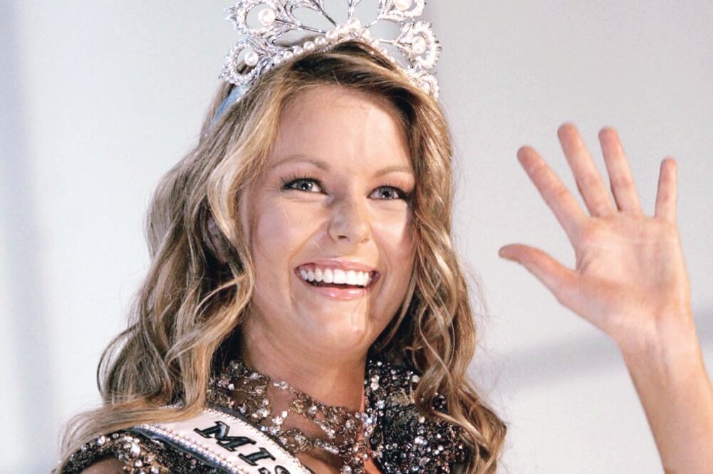 Jennifer Hawkins dijo que el magnate siempre la trató bien, aunque un video muestra que la avergonzó en público (AP. ARCHIVO)