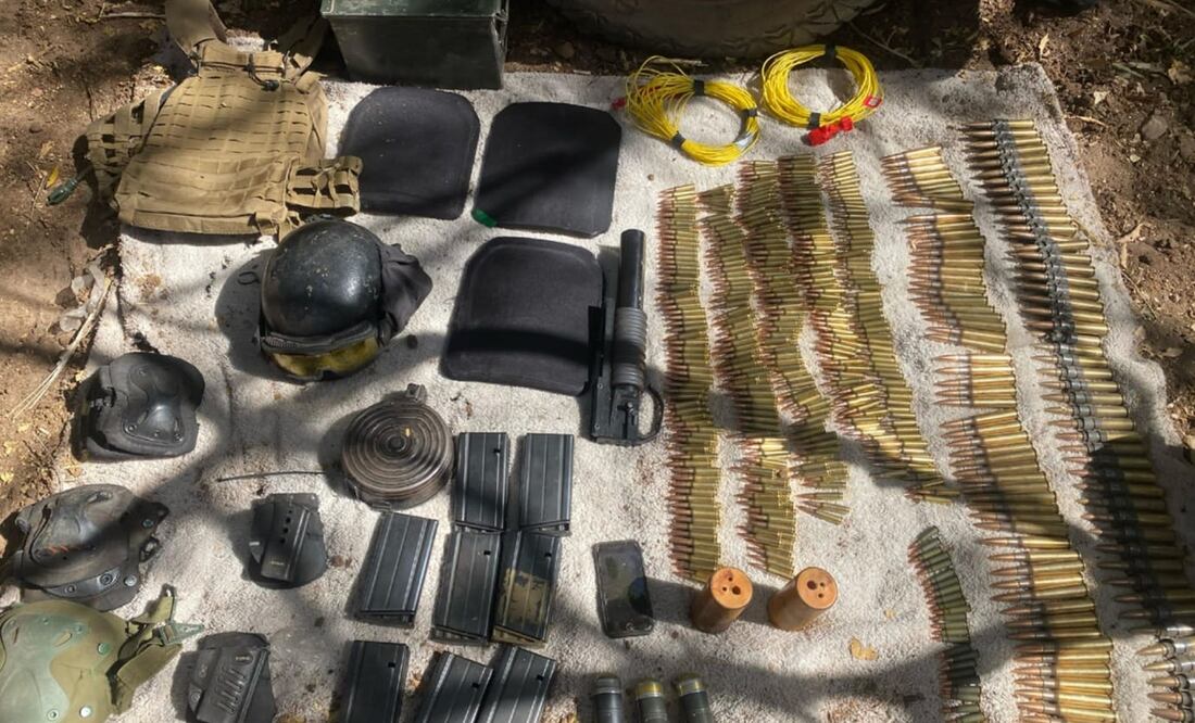 Aseguran armas, explosivos, equipo táctico y tres vehículos en Cósala, Sinaloa; uno de los autos simulaba ser naval | El Universal