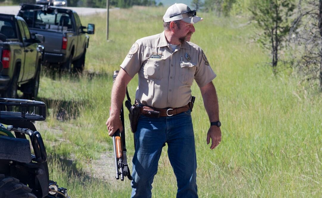 Un guardia se prepara para salir a cazar al oso. (AP)