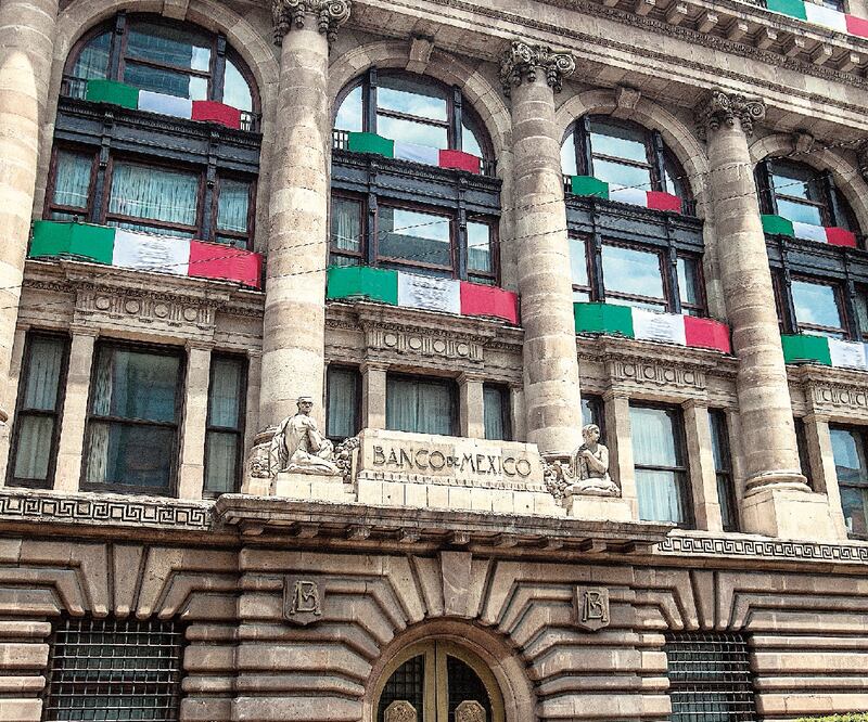 Expertos opinan que la integración de dólares al balance del banco central le trasladaría el riesgo que asumen instituciones financieras. ARCHIVO EL UNIVERSAL