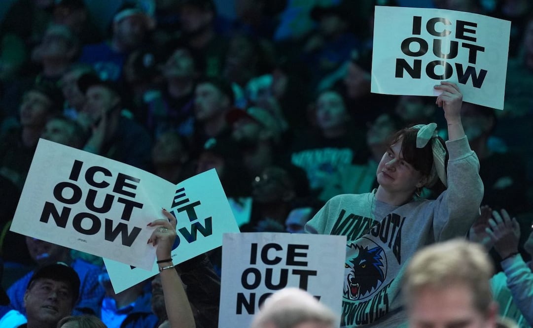 Aficionados sostienen carteles con la leyenda "ICE OUT NOW" durante la segunda mitad de un partido de baloncesto de la NBA entre los Minnesota Timberwolves y los Golden State Warriors, el lunes 26 de enero de 2026, en Minneapolis. Foto: AP