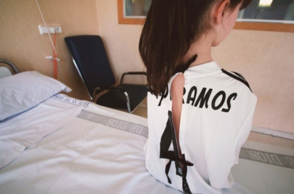 Convierten playeras en batas para niños en hospitales