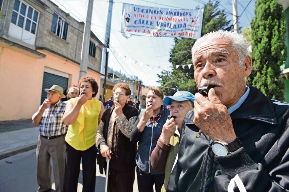 Al notar algún ilícito, acto sospechoso o personas desconocidas, los habitantes de Santa Cruz Atzcapotzaltongo hacen sonar los instrumentos para que los demás pobladores salgan a auxiliarlos. Foto: JORGE ALVARADO. EL UNIVERSAL