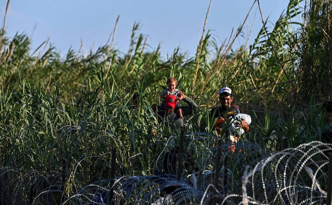 Migrantes son detenidos por tropas de la Patrulla Fronteriza y la Guardia Nacional de EU en Eagle Pass, Texas, cerca de la frontera con México. Foto: Chandan Khanna/AFP