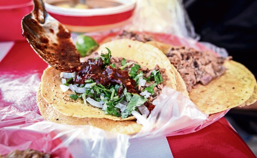 Could you resist the temptation of eating a barbacoa taco and a glass of pulque? - Photo:  César Gómez/EL UNIVERSAL