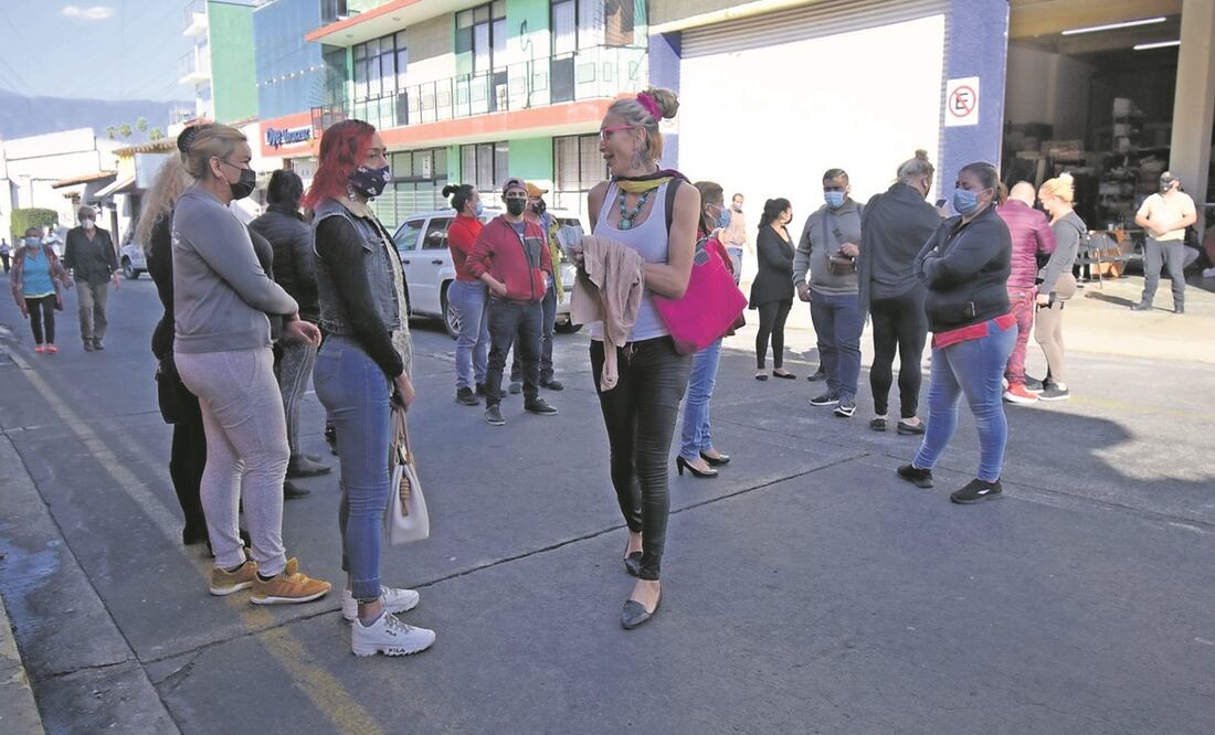 En Xalapa, integrantes del colectivo Orgullo Veracruzano protestaron frente a la FGE y cerraron calles para exigir que se les entregue el cuerpo de Karina López. Foto: Yerania Rolón. CUARTOSCURO