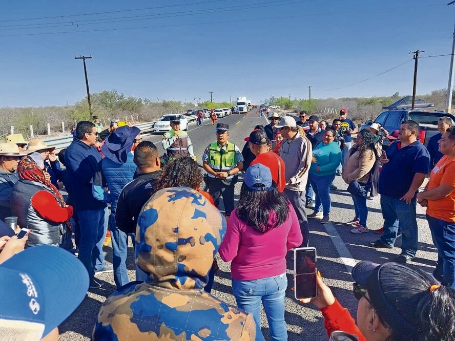 Integrantes del magisterio bloquearon la carretera federal transpeninsular en la zona de Comondú y al norte de La Paz Gladys Navarro / El Universal