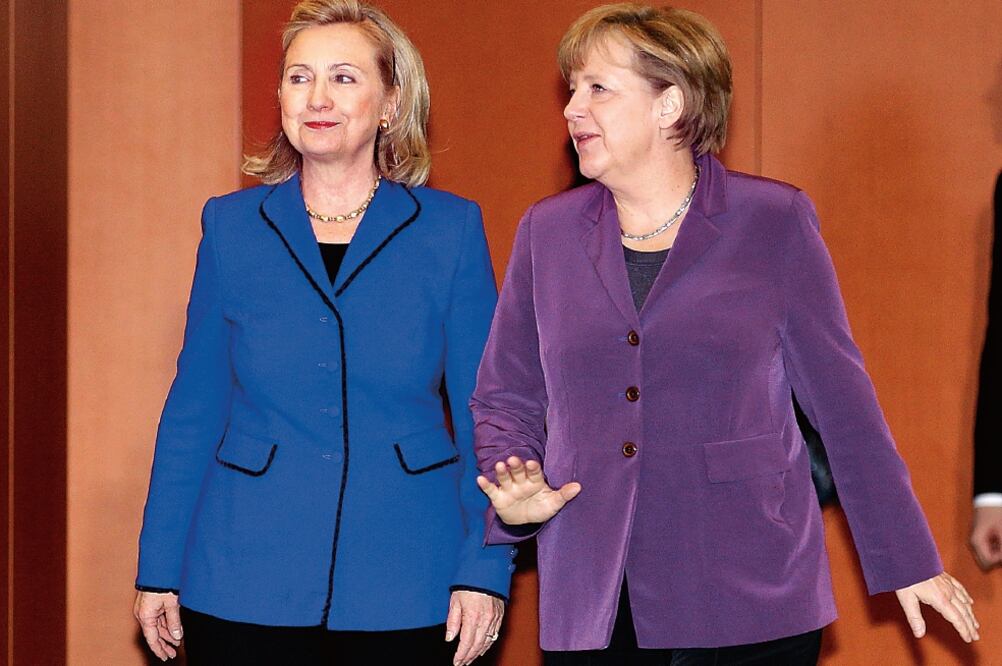 Clinton, secretaria de Estado, con la canciller alemana Angela Merkel, en 2011 (MICHAEL SOHN. AP)