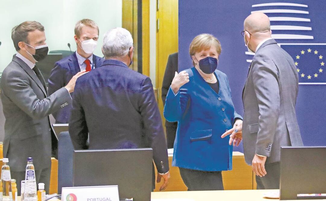 El presidente francés, Emmanuel Macron (izq.), y la canciller alemana, Angela Merkel (der.), en la cumbre de ayer en Bruselas. Foto: EFE
