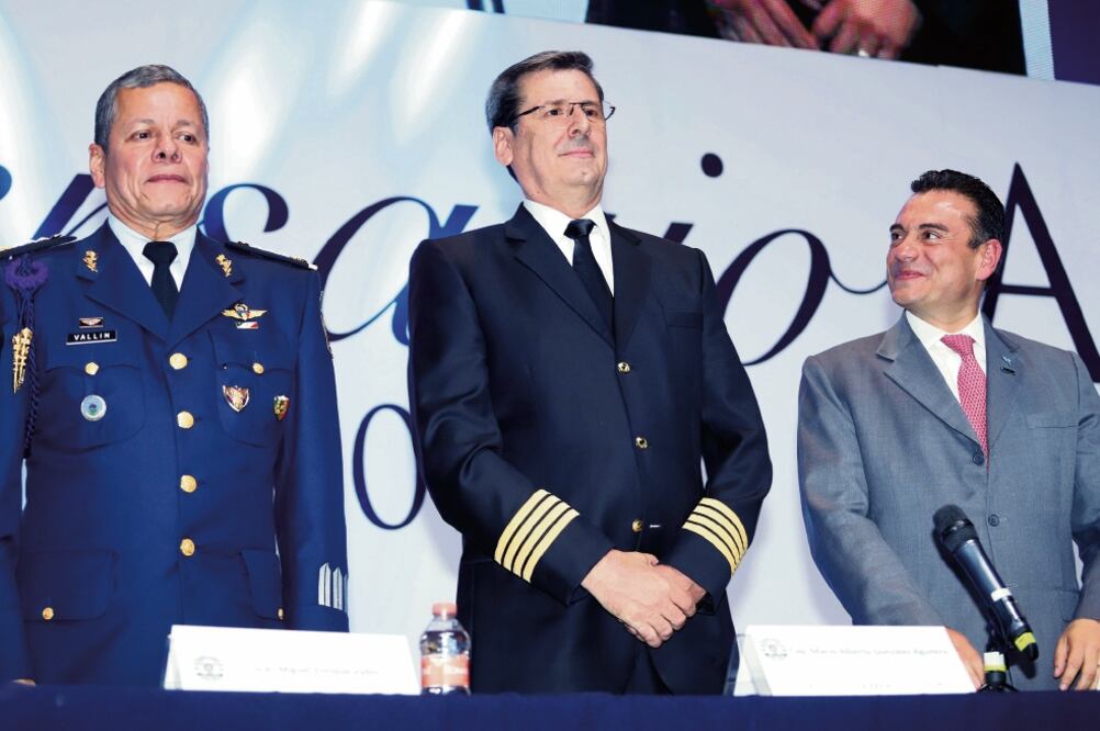 Miguel Enrique Vallín, comandante de la Fuerza Aérea; Rafael Díaz, secretario general de la ASPA, y Rafael Avante, subsecretario de Derechos Humanos de la Segob. Foto: BERENICE FREGOSO. EL UNIVERSAL