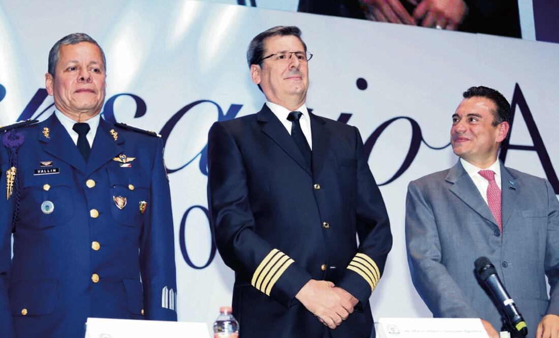 Miguel Enrique Vallín, comandante de la Fuerza Aérea; Rafael Díaz, secretario general de la ASPA, y Rafael Avante, subsecretario de Derechos Humanos de la Segob. Foto: BERENICE FREGOSO. EL UNIVERSAL