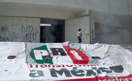 CETEG irrumpe en sede del PRI; queman propaganda