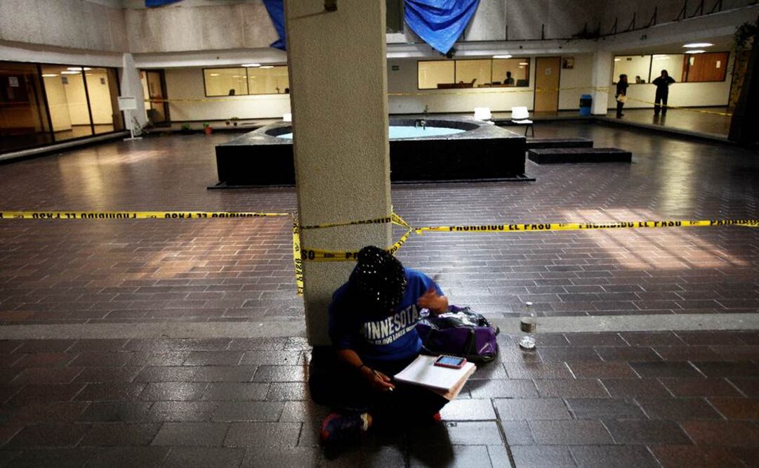 Tras las lluvias que han ocurrido en las últimas semanas, las goteras se han intensificado, el ruido y la vibración del edificio ha orillado a que algunas clases sean tomadas en la calle. FOTO: Ricardo Fuentes / EL UNIVERSAL