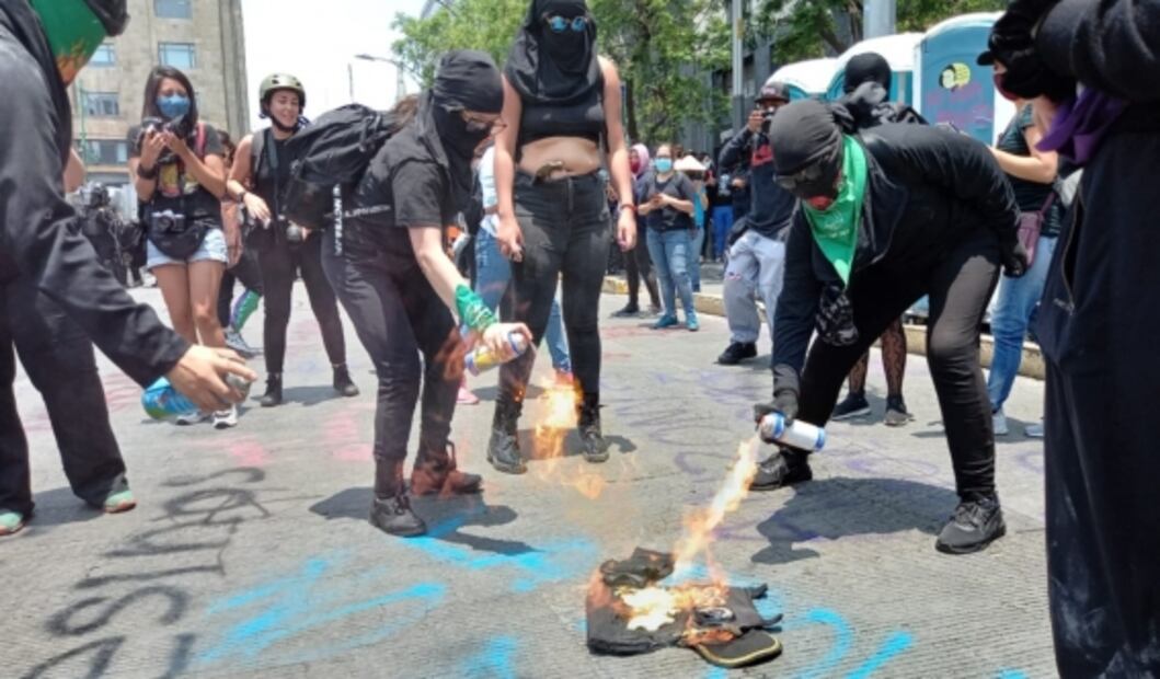 Tras intento de marchar al Zócalo, mujeres regresan al Monumento a la Revolución