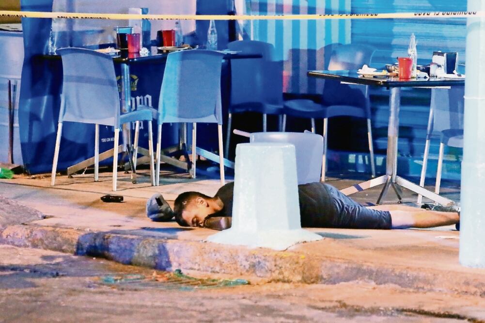 Los cuerpos de las víctimas, y presuntos asaltantes, ya fueron reclamados por sus familiares; son dos jóvenes de entre 30 a 35 años de edad (ARCHIVO EL UNIVERSAL)