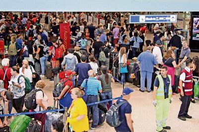 Falla en aerolínea de RU afecta a miles