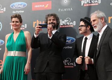 Nominados latinos llegan a alfombra roja de Premios Platino