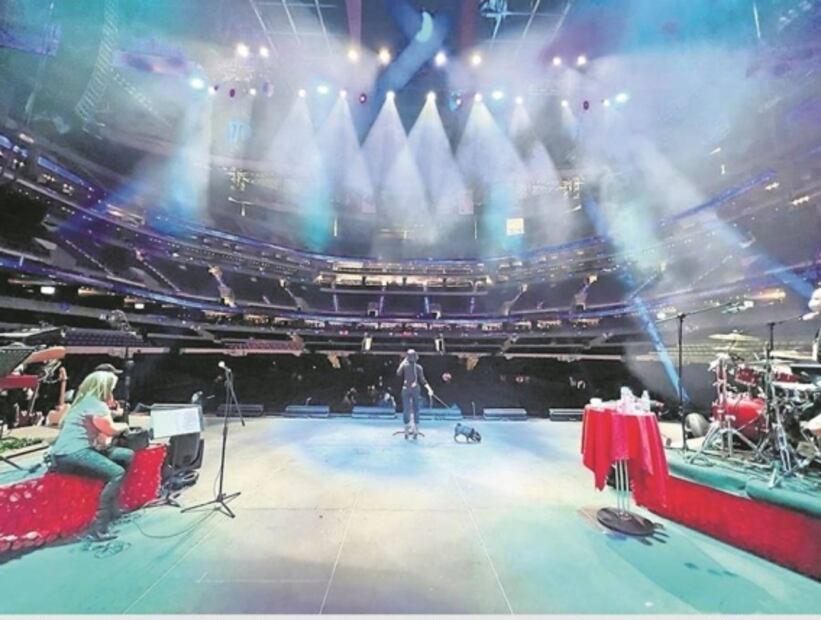 Ángela Aguilar da salto en solitario y canta a su familia