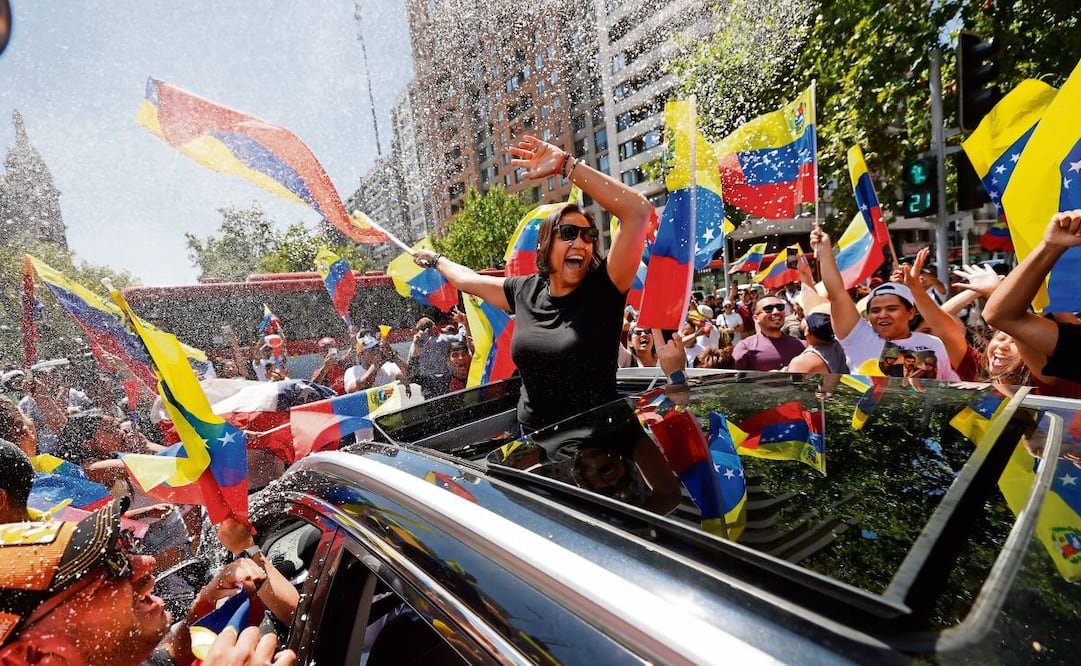 Santiago.— Miles de venezolanos salieron a las calles para celebrar entre vítores, llantos y cánticos la detención por parte de EU de Maduro, y expresaron su deseo de volver a su patria a reencontrarse con sus seres queridos. Foto: Elvis González / EFE