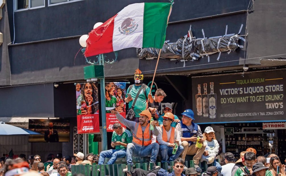 Trabajadores se dieron unos minutos para disfrutar del partido en la pantalla que fue colocada en el centro de Tijuana. Foto: Aimee Melo / EL UNIVERSAL