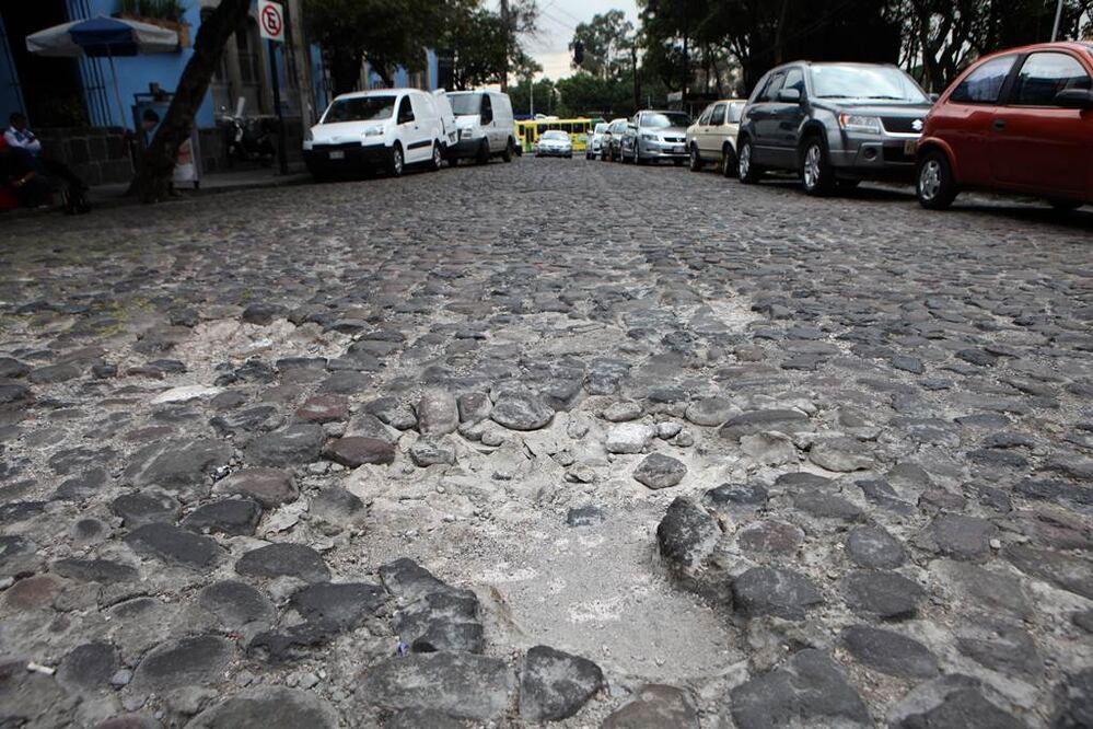 Baches, banquetas rotas, comercio informal, calles saturadas de autos y operadas por franeleros son parte de la imagen que evidencia un deterioro en la zona de San Ángel, en la delegación Álvaro Obregón. 