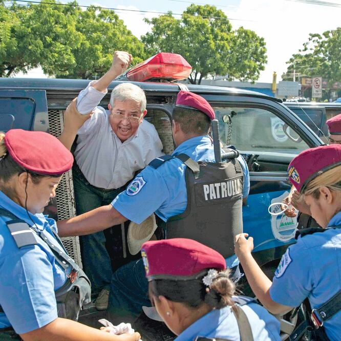 Policías detienen a un manifestante durante la marcha “Unidos Por la Libertad” realizada el domingo pasado en Managua. (JORGE TORRES. EFE)