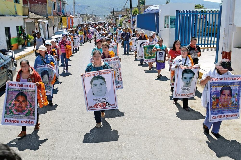 Padres de los 43 estudiantes de Ayotzinapa y diversas agrupaciones recibieron al GIEI en la Normal Isidro Burgos (DASSAEV TÉLLEZ ADAME. EL UNIVERSAL)