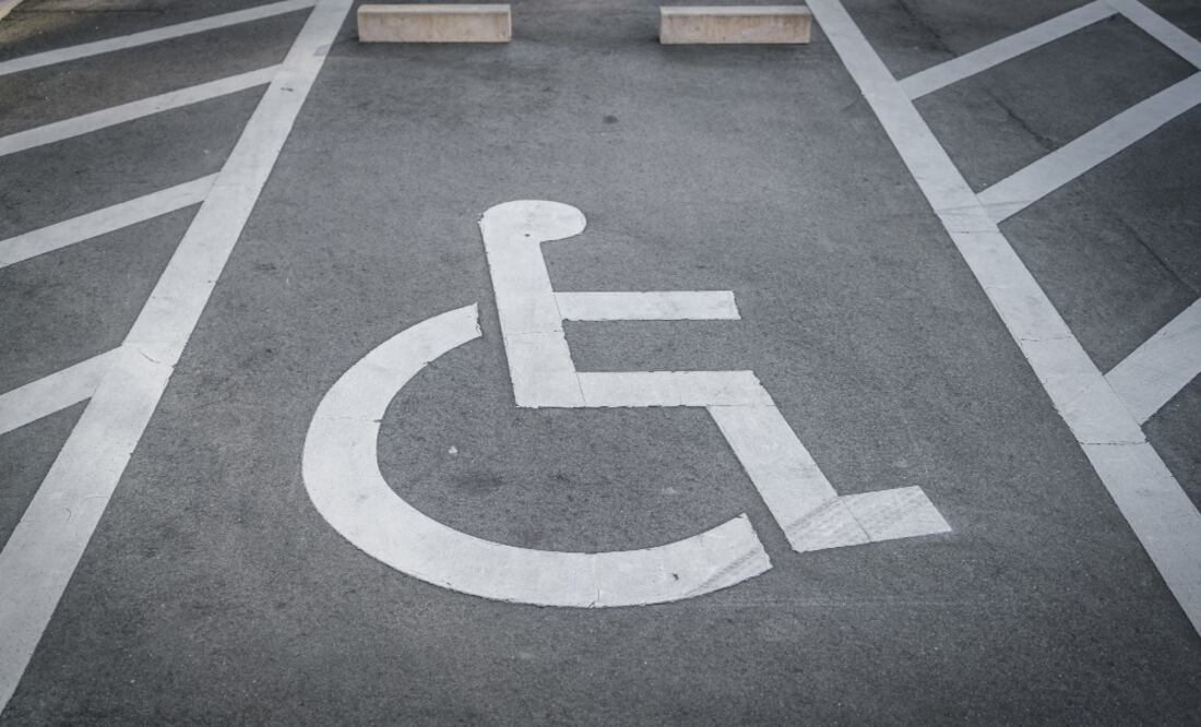 Esto podrías pagar por estacionarte en un lugar exclusivo para discapacitados. Foto: Freepik