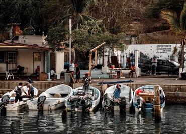Cierran puerto de Huatulco por mar de fondo