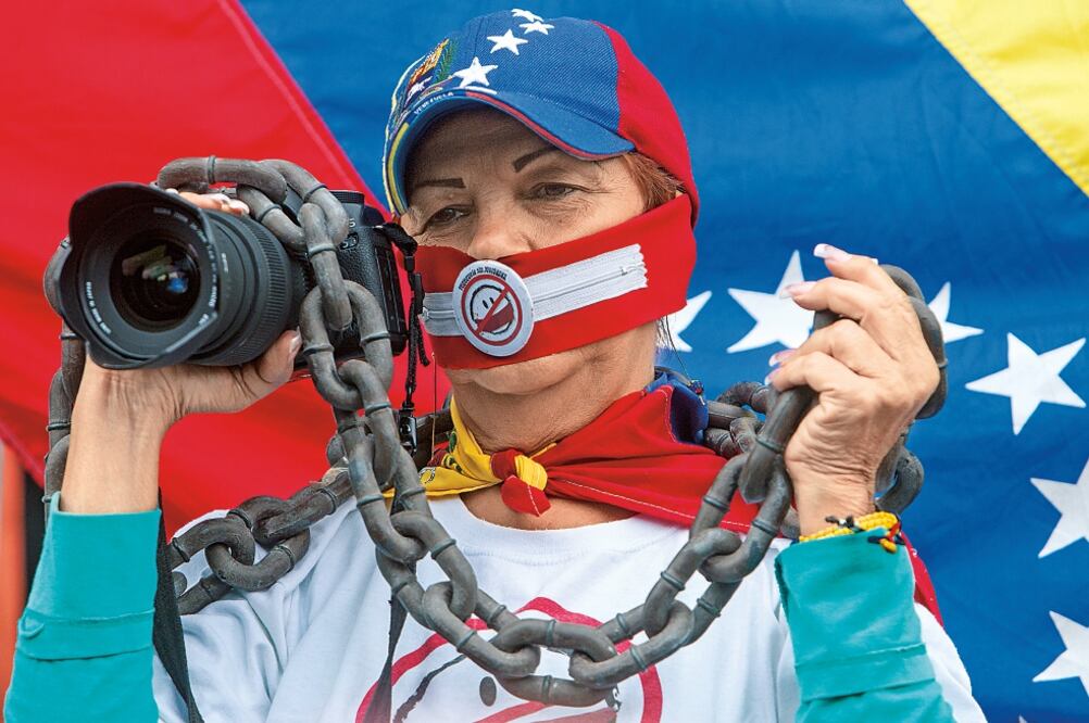 Un periodista con mordaza y encadenado expresa su rechazo a la censura, en la manifestación de ayer en Caracas por el Día Mundial de la Libertad de Prensa (MIGUEL GUTIÉRREZ. EFE)