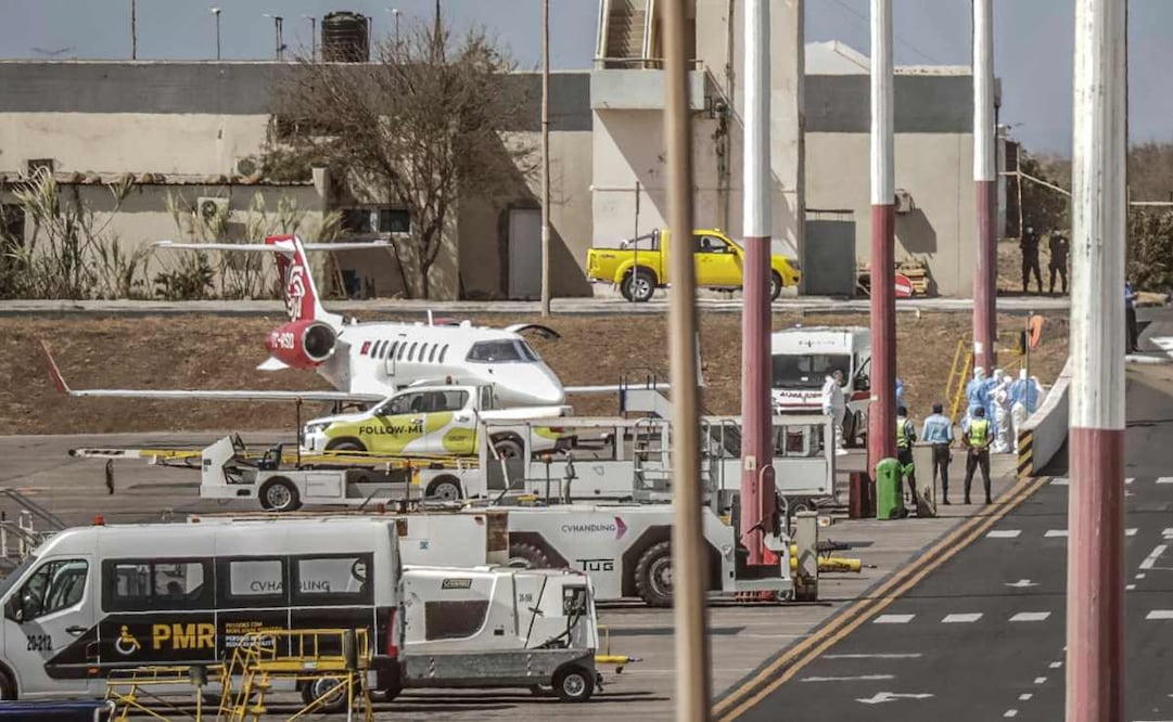 El 6 de mayo de 2026, se observa a personal sanitario evacuando a pasajeros del crucero MV Hondius en el aeropuerto internacional Nelson Mandela de Praia, capital de Cabo Verde. La Organización Mundial de la Salud (OMS) informó que ese mismo día se llevaron a cabo evacuaciones de un crucero afectado por un brote mortal de hantavirus, tras confirmarse la presencia de una cepa poco común que puede transmitirse entre humanos.
Tres personas —dos miembros de la tripulación y otra persona, presuntamente infectada con el virus— fueron evacuadas del MV Hondius, anclado frente a las costas de Cabo Verde, según la OMS. Foto: AFP