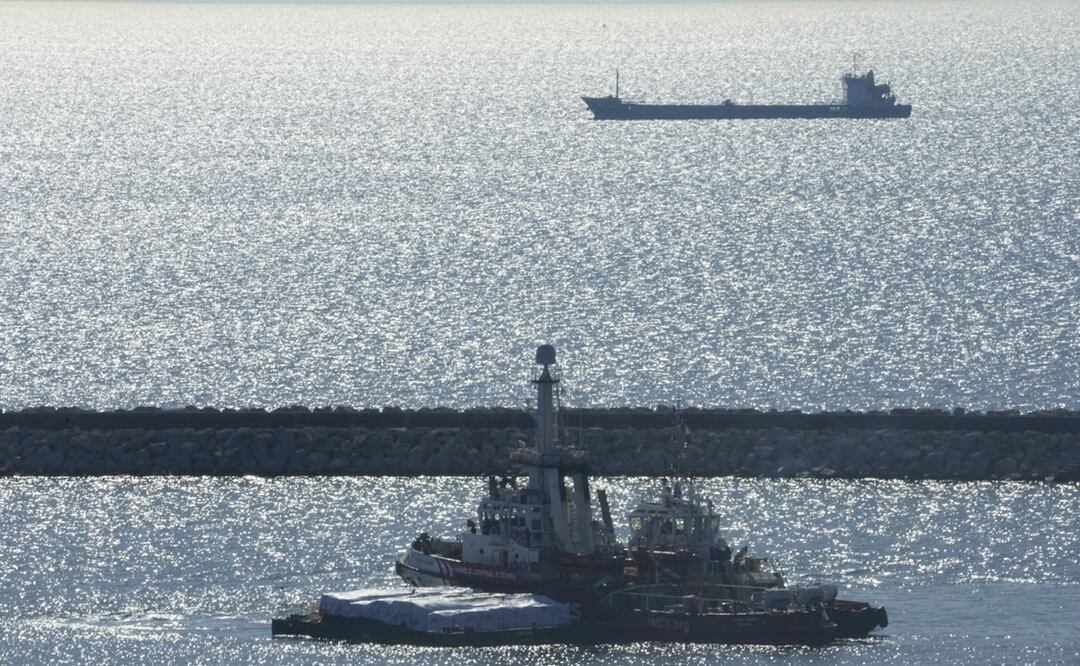 El barco de la ONG española Open Arms, con una plataforma en la que lleva unas 200 toneladas de arroz y harina para Gaza, sale del puerto de la ciudad de Larnaca, en el sur de Chipre. Foto: AP