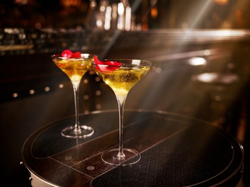 Coctelería con coñac para celebrar la noche de brujas