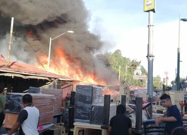 Se incendia mercado de muebles rústicos en Iztapalapa