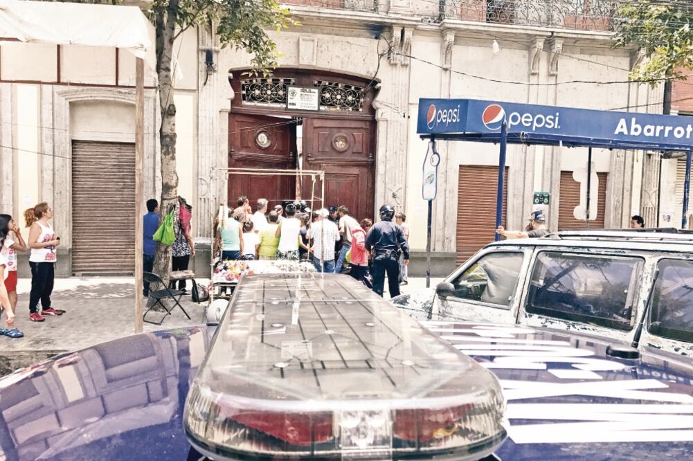 Minutos antes de las 14:00 horas, tres hombres se encontraban reunidos ayer en el interior del número 15 de la calle Peralvillo; en ese lugar, la víctima de 25 años fue baleado por un sujeto que lograron capturar más tarde (HUGO GARCÍA. EL UNIVERSAL)