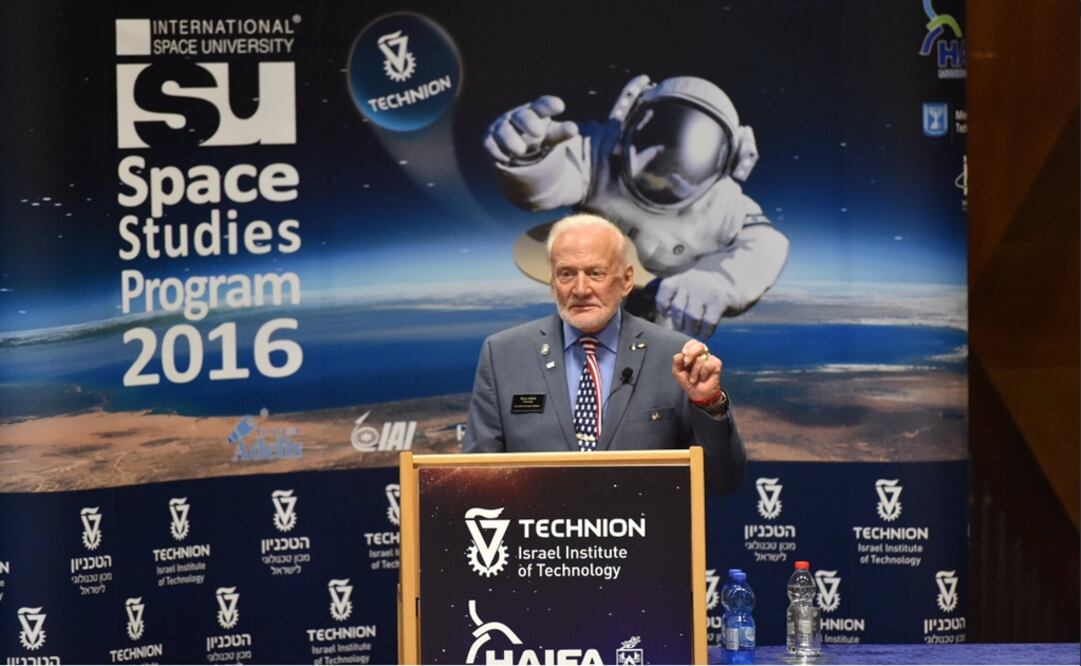 Buzz Aldrin plasmó muchas de sus experiencias en varios libros. (FOTO: Tomada de Twitter)