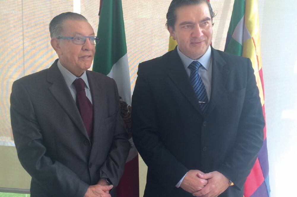 Marcos Domic, embajador boliviano en México, acompañando a Hugo Siles Núñez del Prado, ministro de Autonomías del país sudamericano. (IVETTE SALDAÑA.EL UNIVERSAL)