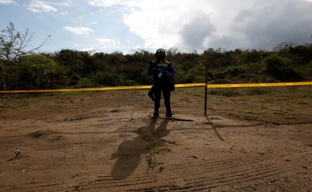 A police officer stands guard on a plot of land where skulls were found at unmarked graves on the outskirts of Veracruz, Mexico March 16, 2017 – Photo: Carlos Jasso/REUTERS 