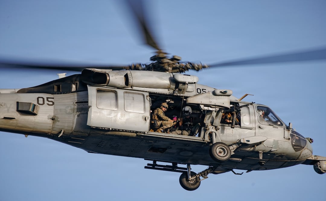 Un helicóptero de EU con dos soldados a bordó cayó cerca de las costas de Omán, en medio de las tensiones en Irán. En la imagen una aeronave MH-60S Sea Hawk. Foto: X vía @CENTCOM