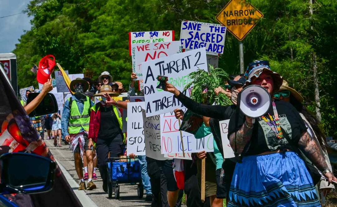 Manifestantes protestan contra la visita del presidente estadounidense Donald Trump a un centro de detención de migrantes, conocido como "Alligator Alcatraz", ubicado en el antiguo Aeropuerto de Entrenamiento y Transición Dade-Collier en Ochopee, Florida, el 1 de julio de 2025. Foto: AFP