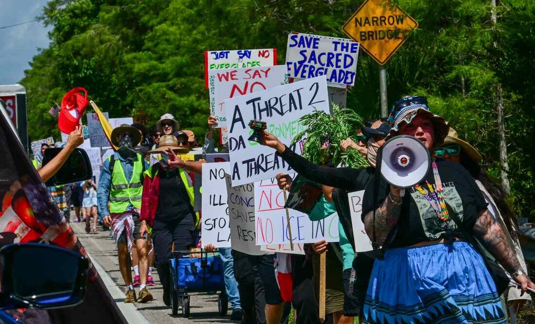 Manifestantes protestan contra la visita del presidente estadounidense Donald Trump a un centro de detención de migrantes, conocido como "Alligator Alcatraz", ubicado en el antiguo Aeropuerto de Entrenamiento y Transición Dade-Collier en Ochopee, Florida, el 1 de julio de 2025. Foto: AFP