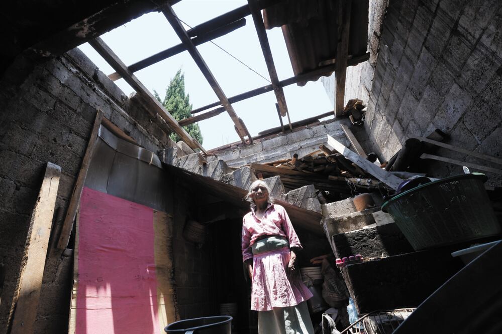 La vivienda de la señora María de Jesús en al comunidad de San Cristóbal, zona donde habitan otomíes y adultos mayores, recibió todo el impacto del viento y del agua, lo que hizo volar el techo. Foto: de Jorge Alvarado. El Universal