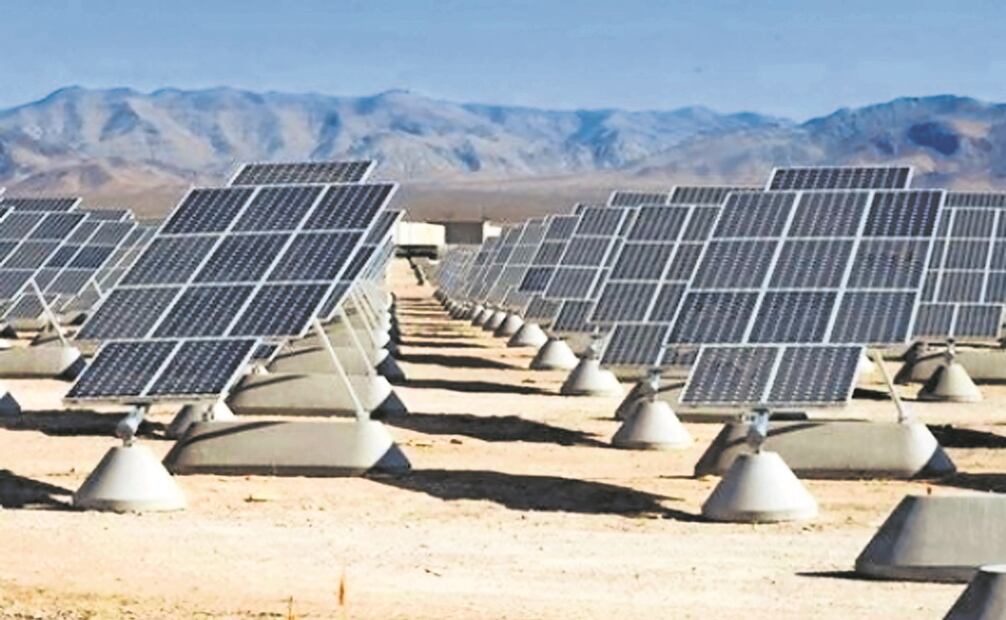 La industria está implementando una nueva alternativa para desarrollar energía con mejores resultados, mediante la generación distribuida integrada por paneles solares térmicos, baterías, generadores eléctricos, entre otros. Foto: Archivo/ EL UNIVERSAL 