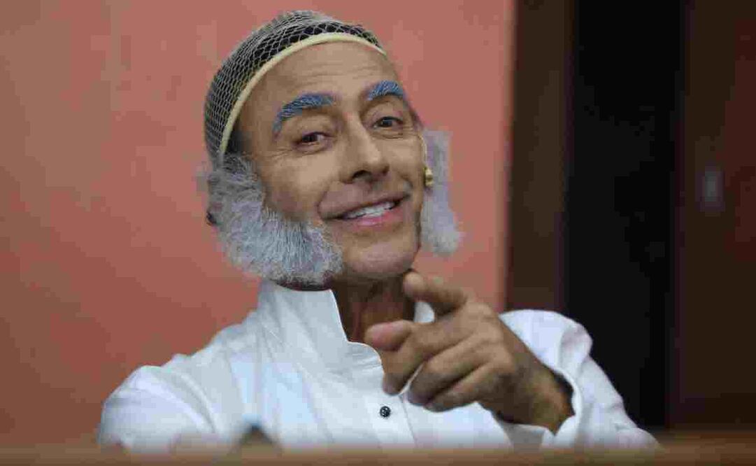 El actor se adentra en el papel de Scrooge para la obra Cuento de Navidad, que retoma en esta época. Foto: Fernanda Rojas | El Universal